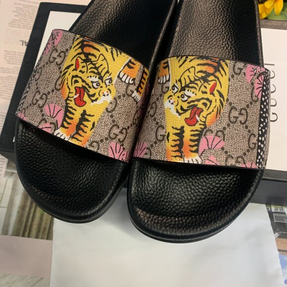 Gucci rubber slides with tiger detailing ! Just bought here last week too tight - Picture 4 of 5